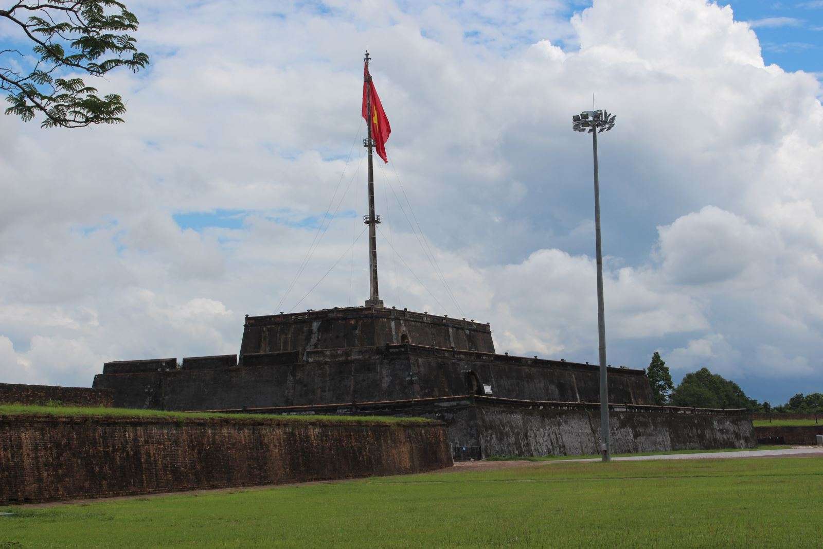 La tour du drapeau, Hue 