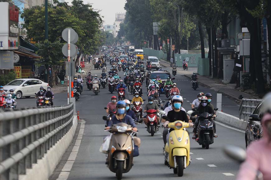 The crowded street in Ho Chi Minh City on the first “new normal” day 