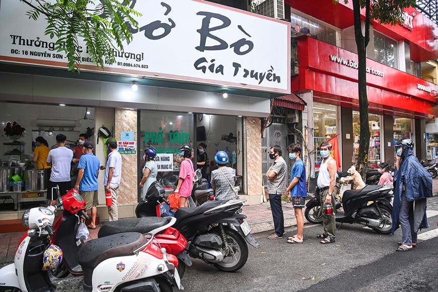 The scene of queue in front of a Pho restaurant 