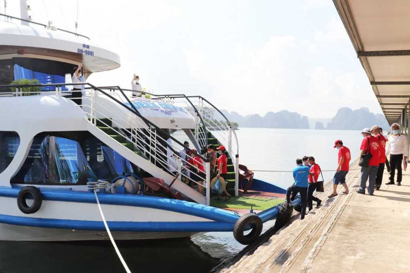 Tourism activities on Halong Bay being resumed step by step