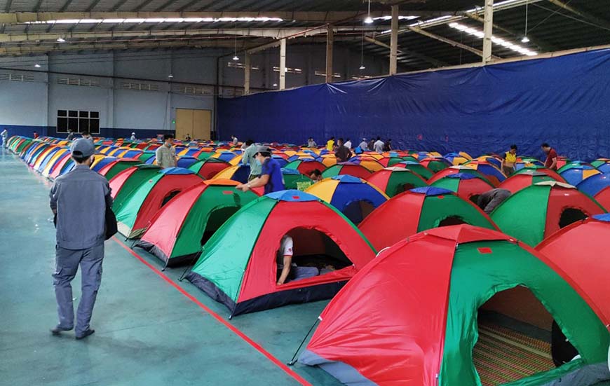 Employés habitent dans les tentes fournies par l'atelier