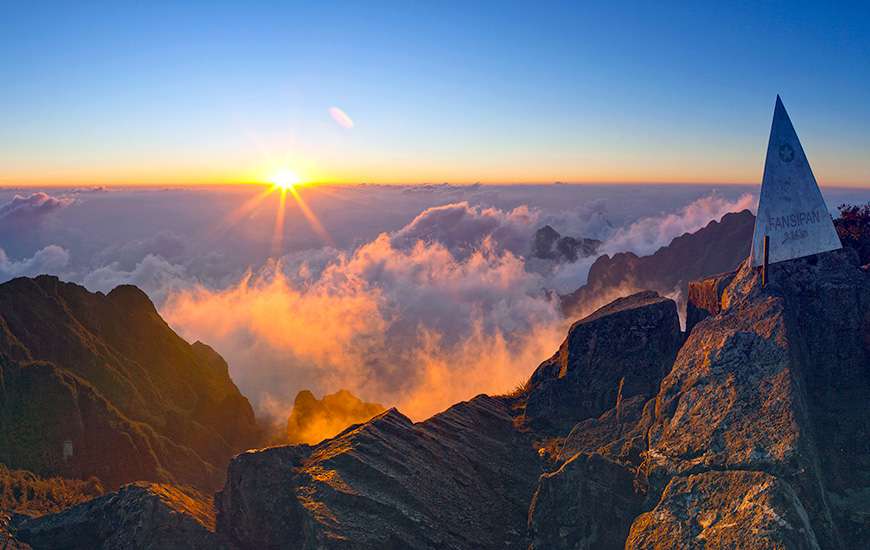 Fansipan est la plus haute montagne au Vietnam