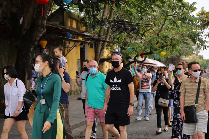 The first international tourists visit Hoi An Ancient Town after social distancing