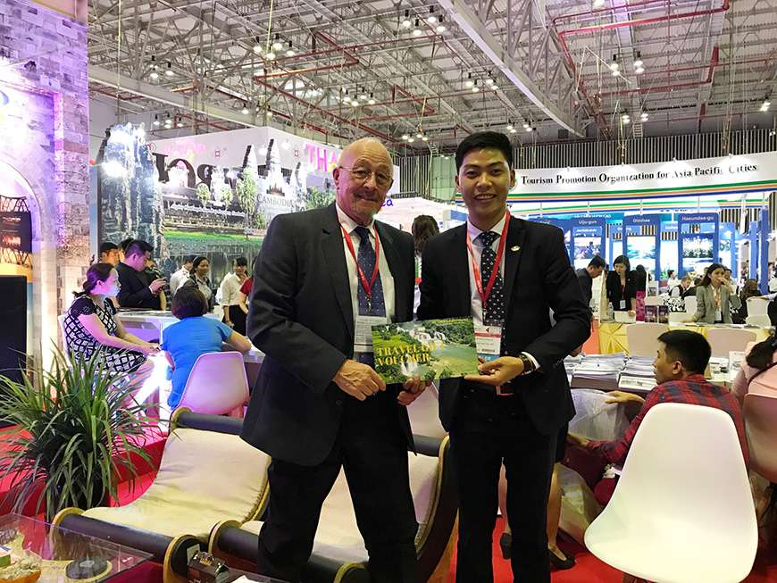  M. Linh, PDG de Mr Linh's Adventures avec un partenaire au ITE HCMC