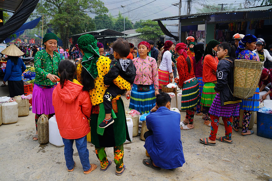 The traditional markets of Northern Vietnam: A symphony of colors and traditions