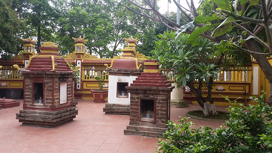 tran-quoc_stupas