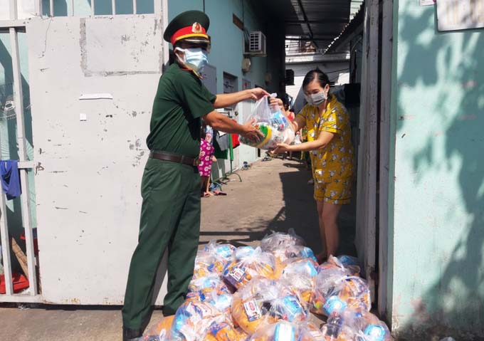 Les soldats distribuant des produits de première nécessité