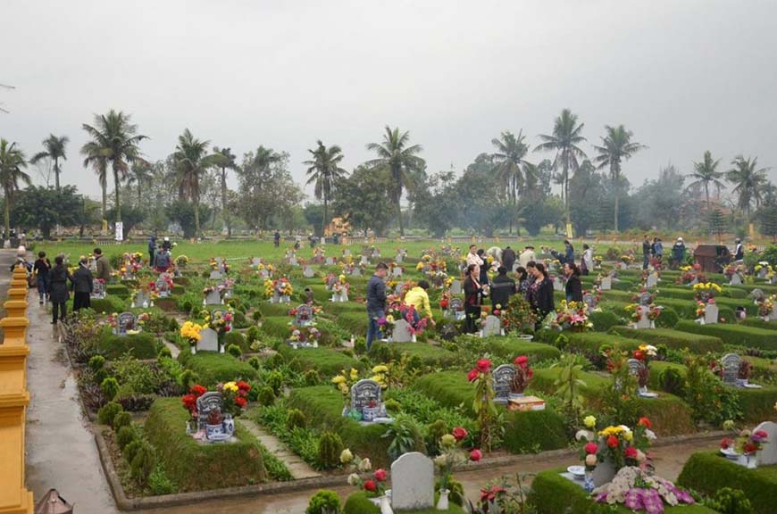 People visiting their ancestors' graves