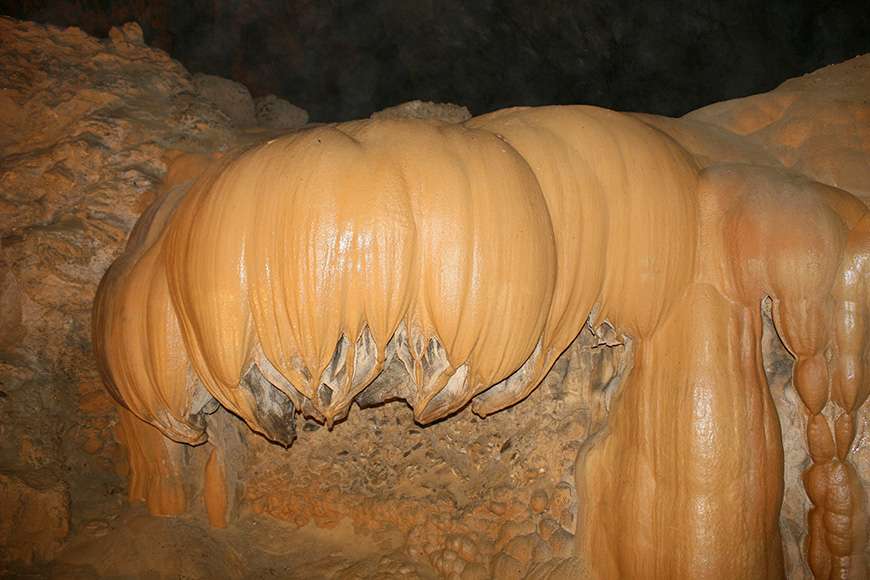 Nguom Ngao caves
